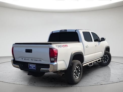 Used 2018 Toyota Tacoma TRD Off-Road AWD/4WD image 7