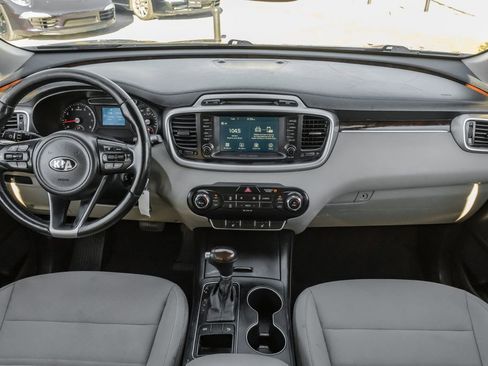 Used 2017 Kia Sorento LX w/ LX Convenience Package image 13