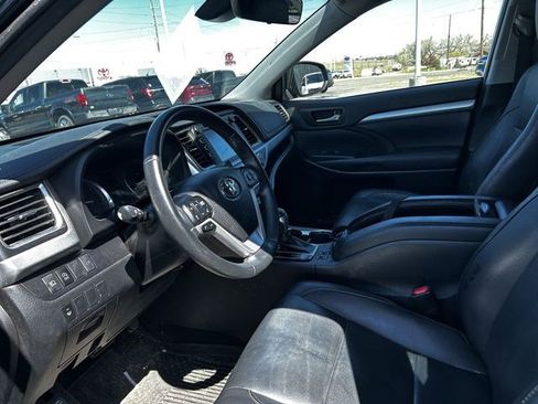 Used 2019 Toyota Highlander XLE AWD/4WD image 10