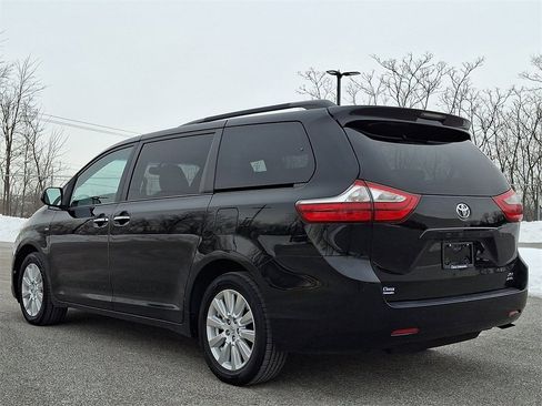 Used 2017 Toyota Sienna XLE image 7