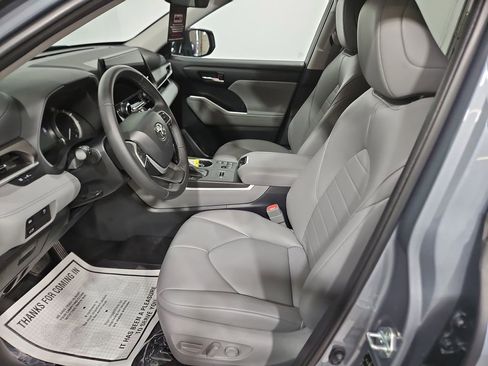 Used 2023 Toyota Highlander XLE FWD image 10