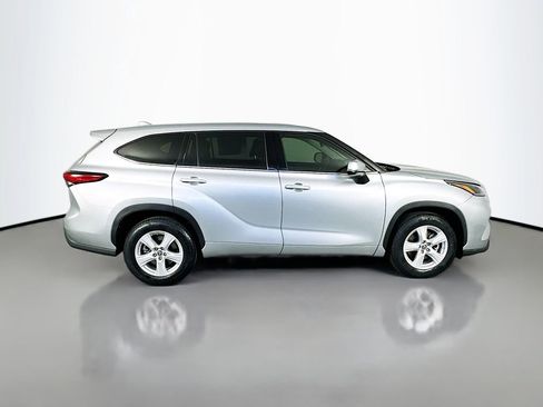 Used 2021 Toyota Highlander LE FWD image 8