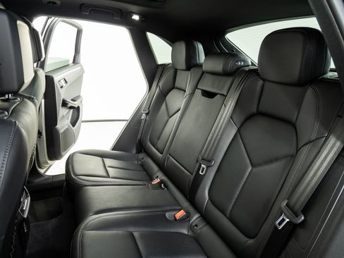 Certified 2023 Porsche Macan AWD/4WD image 21