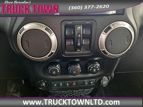 Used 2017 Jeep Wrangler Unlimited Sahara w/ Connectivity Group image 21