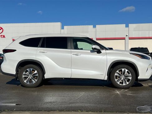 Certified 2025 Toyota Highlander XLE image 3
