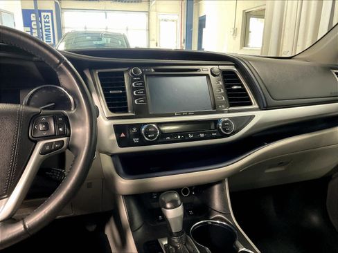 Used 2019 Toyota Highlander XLE image 18