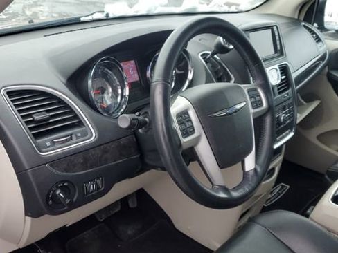 Used 2016 Chrysler Town & Country Touring-L image 9