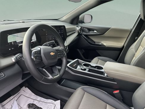 Used 2026 Chevrolet Equinox LT w/ Convenience Package II FWD image 24