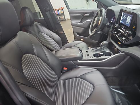 Used 2023 Toyota Highlander XSE FWD image 10