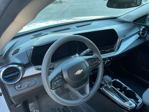 Used 2025 Chevrolet Trax LT image 33