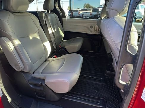 Used 2025 Toyota Sienna XLE image 18