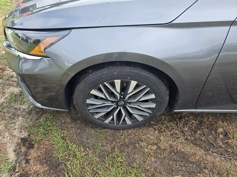 Used 2024 Nissan Altima 2.5 SV FWD image 2