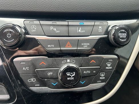 Used 2023 Chrysler Pacifica Touring-L FWD image 23