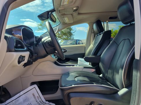 Used 2024 Chrysler Pacifica Limited w/ Uconnect Theater Family Group image 13