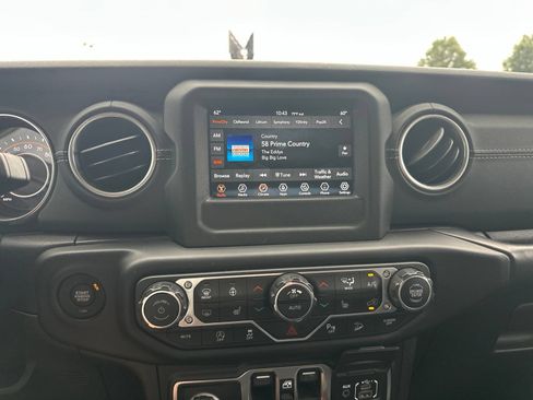 Used 2018 Jeep Wrangler Unlimited Sahara w/ Cold Weather Group AWD/4WD image 10