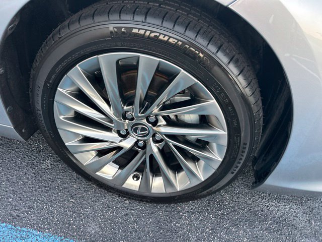 Used 2022 Lexus ES 350 Ultra Luxury w/ Accessory Package 2 FWD image 3
