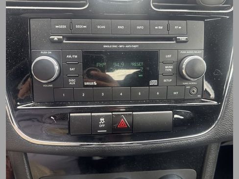 Used 2013 Chrysler 200 Touring FWD image 1