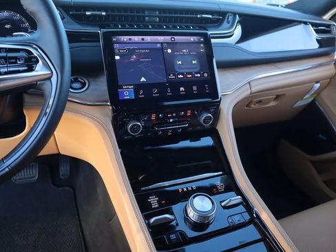 New 2025 Jeep Grand Cherokee Summit image 5