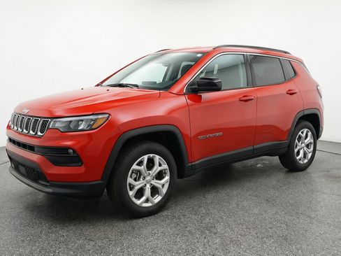 Used 2025 Jeep Compass Latitude AWD/4WD image 3