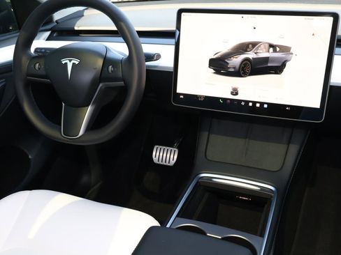 Used 2025 Tesla Model Y Performance image 11