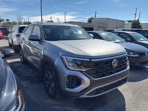 Used 2025 Volkswagen Atlas Cross Sport SE image 2