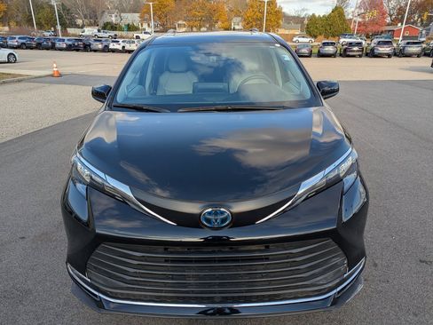 Used 2024 Toyota Sienna XLE image 9