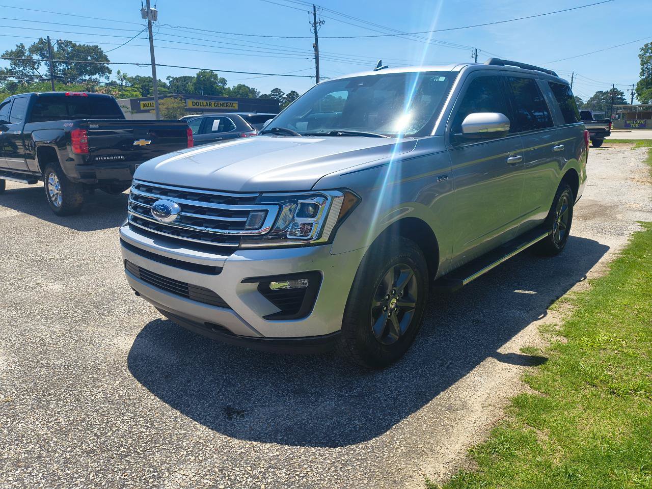 Used 2020 Ford Expedition XLT w/ Equipment Group 202A AWD/4WD image 4
