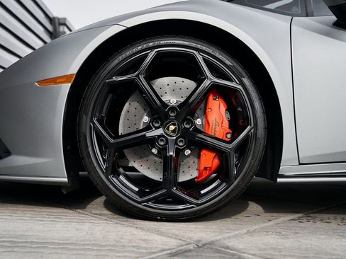 Used 2023 Lamborghini Huracan EVO image 3