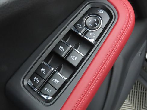 Used 2025 Porsche Macan AWD/4WD image 26