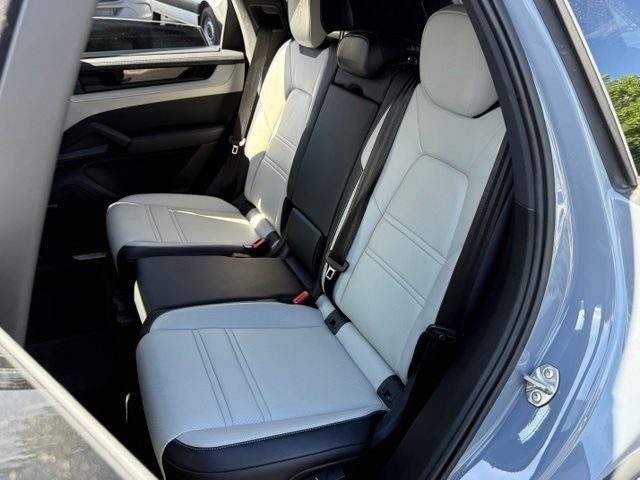 Used 2024 Porsche Cayenne AWD/4WD image 23