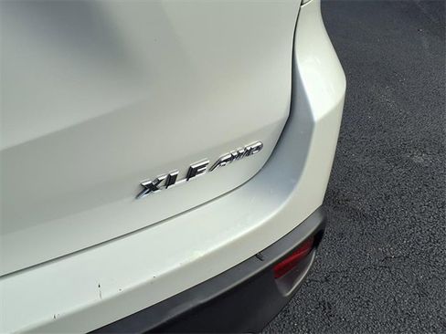 Used 2019 Toyota Highlander XLE image 22