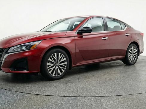 Used 2025 Nissan Altima 2.5 SV image 3