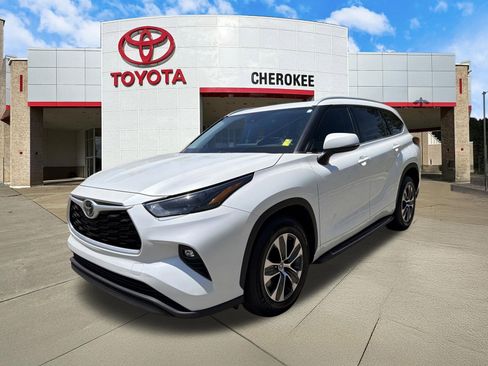 Used 2022 Toyota Highlander XLE FWD image 1