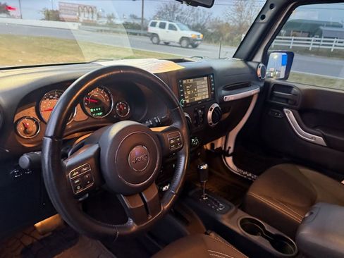 Used 2016 Jeep Wrangler Unlimited Sahara w/ Connectivity Group image 10