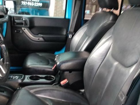 Used 2018 Jeep Wrangler Unlimited Sahara AWD/4WD image 7