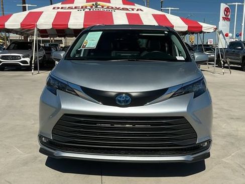 Used 2025 Toyota Sienna XLE FWD image 2