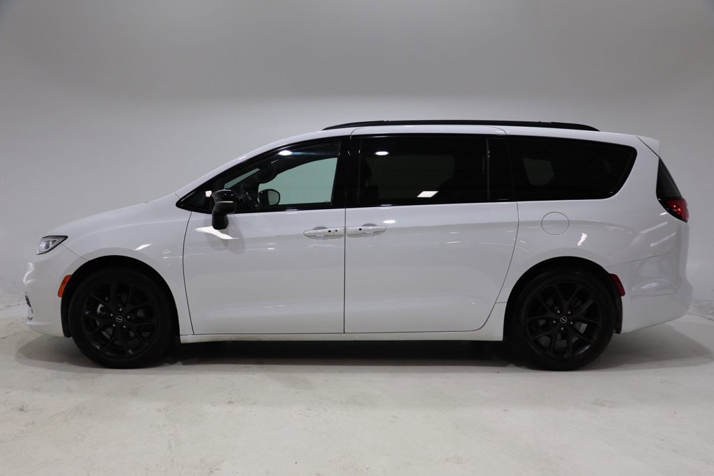 Used 2025 Chrysler Pacifica Limited FWD image 4