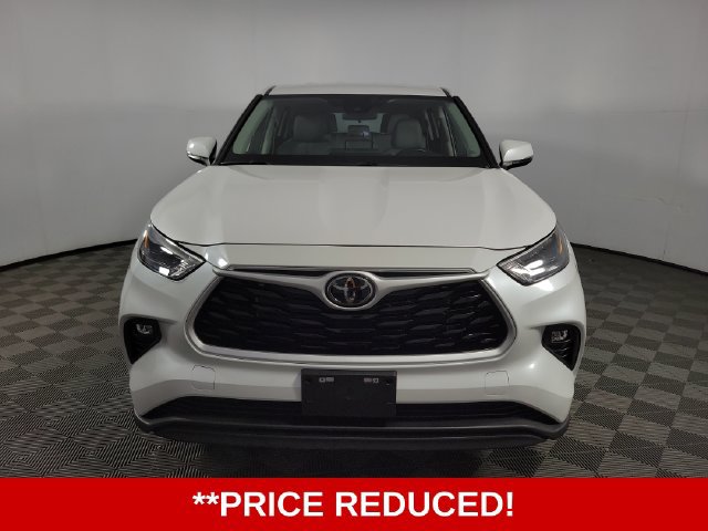 Used 2024 Toyota Highlander LE FWD image 2