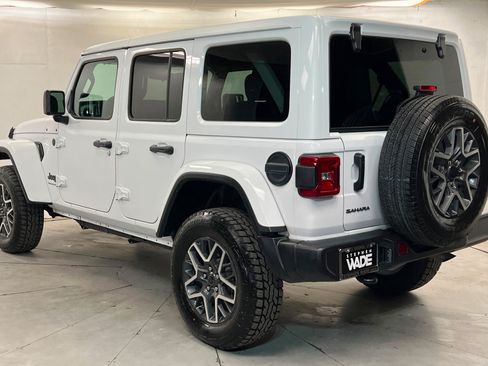 Used 2025 Jeep Wrangler Unlimited Sahara AWD/4WD image 3