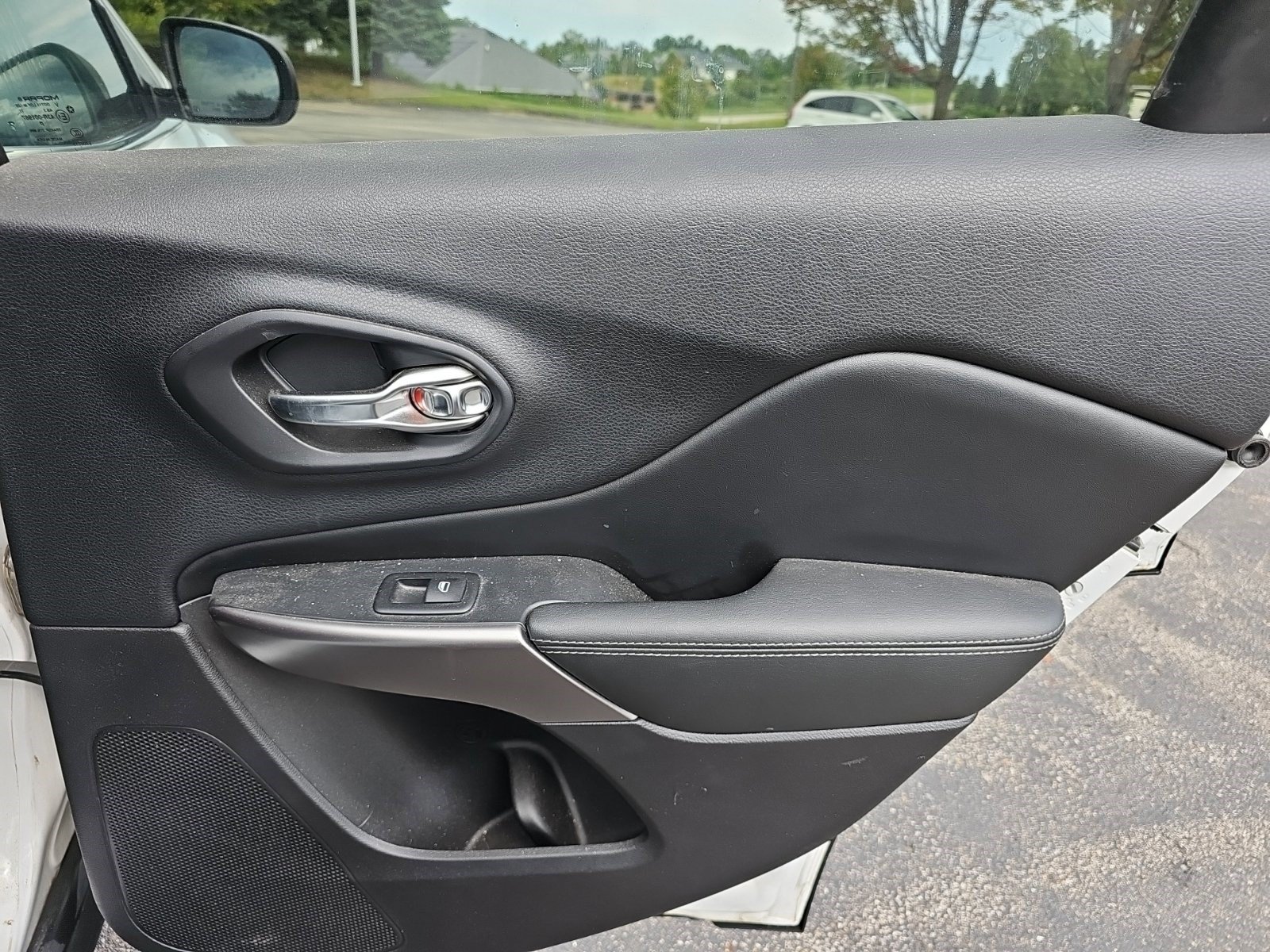 Used 2019 Jeep Cherokee Limited AWD/4WD image 15