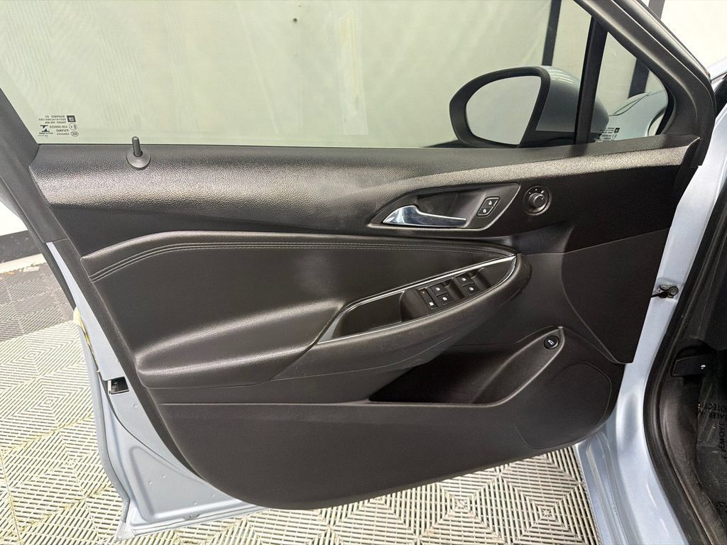 Used 2017 Chevrolet Cruze Premier FWD image 11