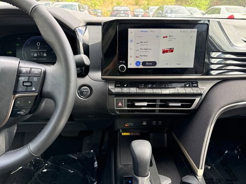 Used 2025 Toyota Camry LE w/ Convenience Package image 18