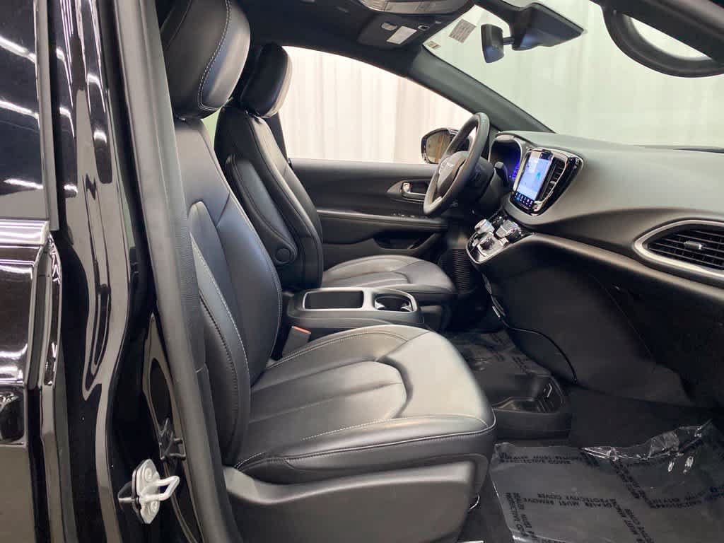 Used 2025 Chrysler Pacifica Select FWD image 17