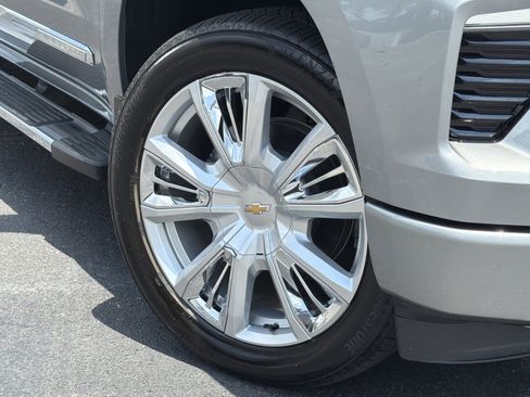 Used 2025 Chevrolet Silverado 1500 High Country w/ High Country Premium Package AWD/4WD image 3