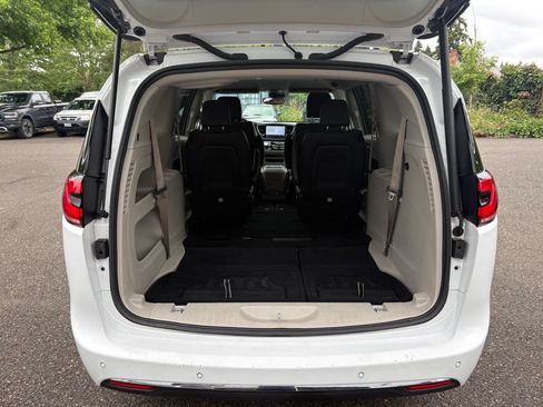 Used 2024 Chrysler Pacifica Touring-L FWD image 28