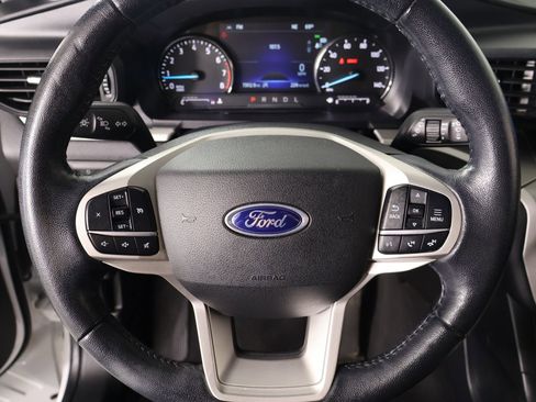 Used 2021 Ford Explorer XLT image 3