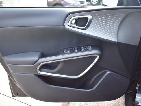 Used 2025 Kia Soul LX FWD image 17