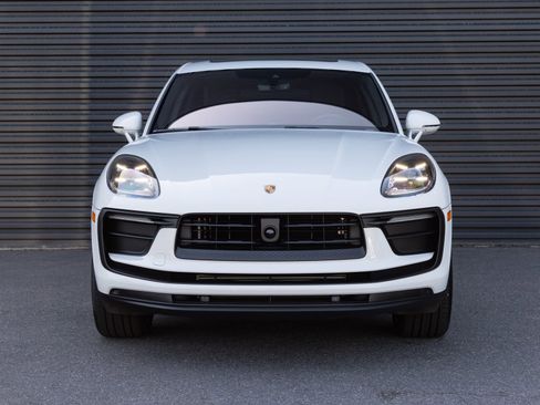 Certified 2026 Porsche Macan image 7