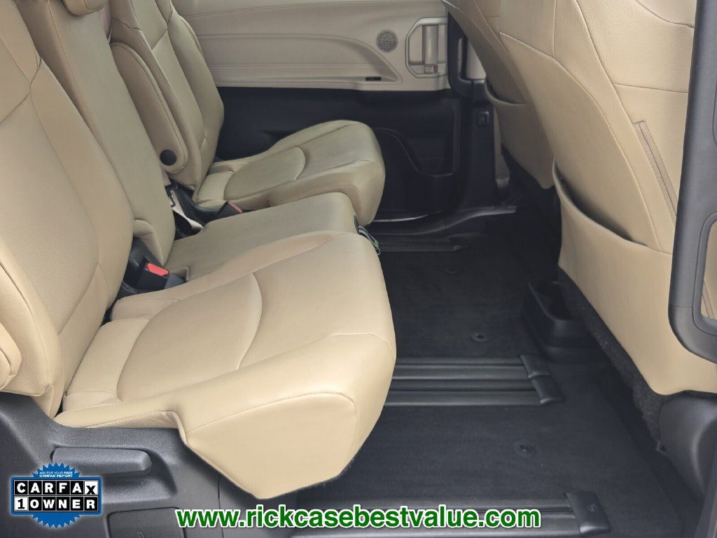 Used 2024 Toyota Sienna XLE FWD image 18