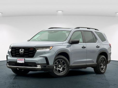 Certified 2025 Honda Pilot TrailSport image 2
